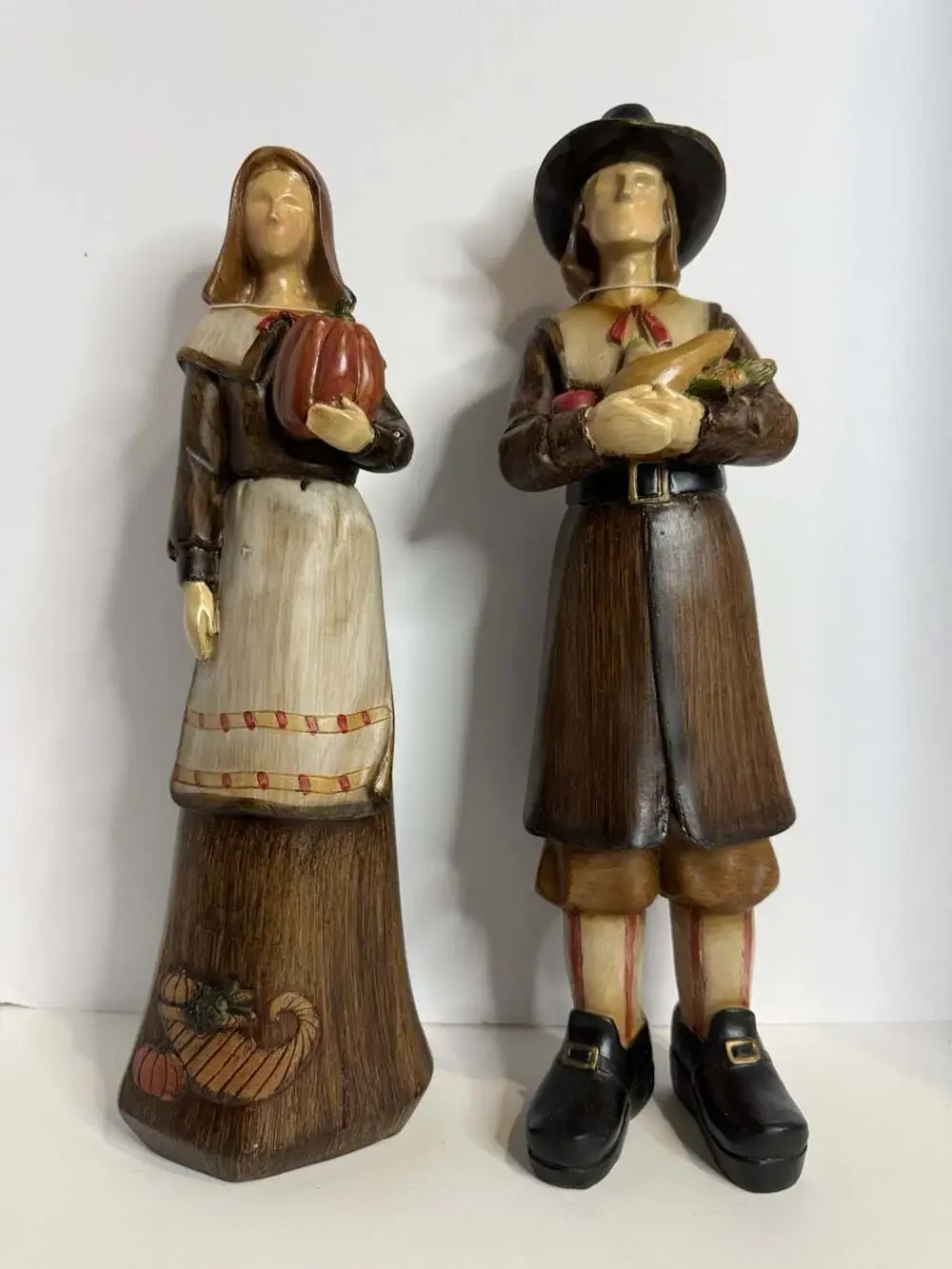 Transpac Thanksgiving Pilgrim Couple Figurines Set Faux Carved Wood Resin Tags